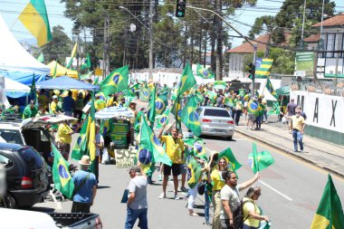 Başkan Jair Bolsonaro 'yu destekleyen protestocular Curitiba' daki kışlaların önünde protesto ediyorlar. 15 Kasım 2022, Curitiba, Parana, Brezilya: Brezilya Cumhurbaşkanı Jair Bolsonaro 'yu destekleyen protestocular bir gösteri düzenlediler