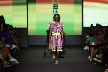 SPFW N54: Sonbahar / Kış 2023 koleksiyonu - Meninos Rei marka moda gösterisi. 16 Kasım 2022, Sao Paulo, Brezilya: SPFW-N54 'te Meninos Rei marka moda gösterisi - Brezilyalı aktris Deborah Secco' nun da katılımıyla sonbahar / kış koleksiyonu