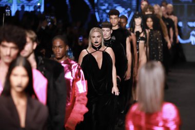 SPFW N54: Sonbahar / Kış 2023 koleksiyonu - Tasarımcı Walerio Araujo 'nun moda şovu. 16 Kasım 2022, Sao Paulo, Brezilya: Mooca Park 'taki Komplexo Tempo' da düzenlenen SPFW-N54 sonbahar / kış koleksiyonunda tasarımcı Walerio Araujo 'nun defilesi