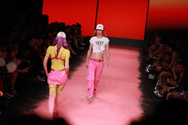 SPFW N54: Güz / Kış 2023 koleksiyonu - Kalın Kayışlı Moda Gösterisi. 16 Kasım 2022, Sao Paulo, Brezilya SPFW-N54 'te Brezilya' lı aktris ve model Camila Queiroz 'un da katılımıyla Güz / Kış Koleksiyonu' nda cesur Strap defilesi