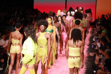 SPFW N54: Güz / Kış 2023 koleksiyonu - Kalın Kayışlı Moda Gösterisi. 16 Kasım 2022, Sao Paulo, Brezilya SPFW-N54 'te Brezilya' lı aktris ve model Camila Queiroz 'un da katılımıyla Güz / Kış Koleksiyonu' nda cesur Strap defilesi