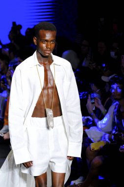 SPFW N54: Güz / Kış 2023 koleksiyonu - Soul Bsasico. 16 Kasım 2022, Sao Paulo, Brezilya: Soul Basico defilesi sırasında SPFW-N54 - sonbahar / kış 2023 koleksiyonu - Mooca Park, Sao Paulo 'daki Komplexo Tempo' da bir podyumda