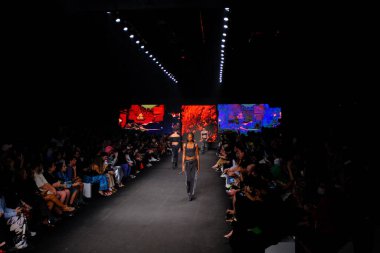 (SPFW-N54: Sonbahar / Kış 2023 Koleksiyonu - Bir başka yer defilesi. 17 Kasım 2022, Sao Paulo, Brezilya: Sao Paulo Moda Haftası 'nın 54. baskısı (SPFW-N54) sırasında başka bir yer defilesi, sonbahar / kış 2023 koleksiyonu