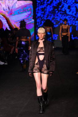 (SPFW-N54: Sonbahar / Kış 2023 Koleksiyonu - Bir başka yer defilesi. 17 Kasım 2022, Sao Paulo, Brezilya: Sao Paulo Moda Haftası 'nın 54. baskısı (SPFW-N54) sırasında başka bir yer defilesi, sonbahar / kış 2023 koleksiyonu