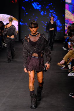 (SPFW-N54: Sonbahar / Kış 2023 Koleksiyonu - Bir başka yer defilesi. 17 Kasım 2022, Sao Paulo, Brezilya: Sao Paulo Moda Haftası 'nın 54. baskısı (SPFW-N54) sırasında başka bir yer defilesi, sonbahar / kış 2023 koleksiyonu