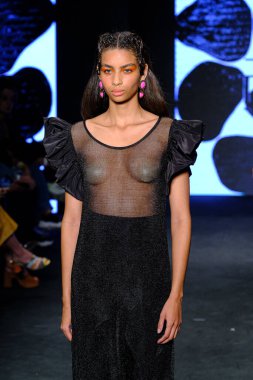 SPFW-N54: Sonbahar / Kış 2023 Koleksiyonu - Buzina defilesi. 17 Kasım 2022, Sao Paulo, Brezilya: Mooca Park 'taki Komplexo Tempo' da düzenlenen 54. Sao Paulo Moda Haftası (SPFW-N54) sonbahar / kış 2023 koleksiyonu sırasında Buzina gösterisi