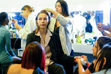 SPFW-N54 - Sonbahar / Kış 2023 Koleksiyonu - Lilly Sarti 'nin sahne arkası. 17 Kasım 2022, Sao Paulo, Brezilya: Sao Paulo Moda Haftası (SPFW-N54), Sonbahar / Kış 2013 koleksiyonu sırasında Lilly Sarti markasının sahne arkası