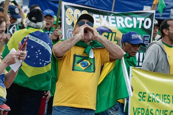 支持总统博尔索纳罗的抗议者呼吁在抗议期间对巴西进行军事干预 2022年11月17日 巴西圣保罗 支持巴西总统博尔索纳罗的抗议者反对选举结果 — 图库照片
