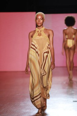 SPFW-N54: Sonbahar / Kış 2023 Koleksiyonu - Triya marka moda gösterisi. 18 Kasım 2022, Sao Paulo, Brezilya: Sao Paulo Moda Haftası 'nda Triya marka moda gösterisi, Sonbahar / Kış 2023 koleksiyonu (SPFW-N54)