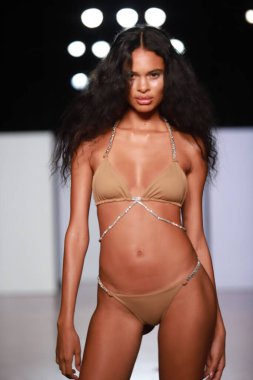 SPFW-N54: Sonbahar / Kış 2023 Koleksiyonu - Triya marka moda gösterisi. 18 Kasım 2022, Sao Paulo, Brezilya: Sao Paulo Moda Haftası 'nda Triya marka moda gösterisi, Sonbahar / Kış 2023 koleksiyonu (SPFW-N54)