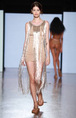 SPFW-N54: Sonbahar / Kış 2023 Koleksiyonu - Triya marka moda gösterisi. 18 Kasım 2022, Sao Paulo, Brezilya: Sao Paulo Moda Haftası 'nda Triya marka moda gösterisi, Sonbahar / Kış 2023 koleksiyonu (SPFW-N54)