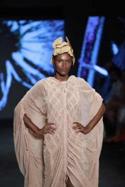 SPFW-N54: Sonbahar / Kış 2023 Koleksiyonu - Thear defilesi. 18 Kasım 2022, Sao Paulo, Brezilya: Mooca Park 'taki Komplexo Tempo' da düzenlenen Sao Paulo Moda Haftası, Sonbahar / Kış 2023 koleksiyonu (SPFW-N54) sırasında Thear defilesi