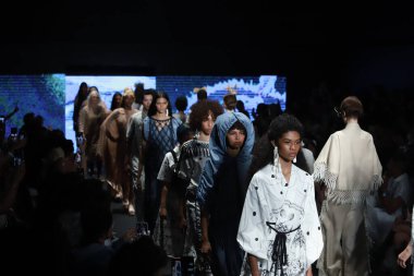 SPFW-N54: Sonbahar / Kış 2023 Koleksiyonu - Thear defilesi. 18 Kasım 2022, Sao Paulo, Brezilya: Mooca Park 'taki Komplexo Tempo' da düzenlenen Sao Paulo Moda Haftası, Sonbahar / Kış 2023 koleksiyonu (SPFW-N54) sırasında Thear defilesi