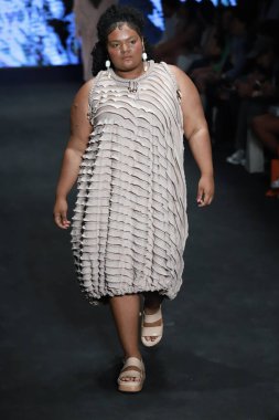 SPFW-N54: Sonbahar / Kış 2023 Koleksiyonu - Thear defilesi. 18 Kasım 2022, Sao Paulo, Brezilya: Mooca Park 'taki Komplexo Tempo' da düzenlenen Sao Paulo Moda Haftası, Sonbahar / Kış 2023 koleksiyonu (SPFW-N54) sırasında Thear defilesi