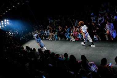 SPFW-N54: Sonbahar / Kış 2023 Koleksiyonu - Thear defilesi. 18 Kasım 2022, Sao Paulo, Brezilya: Mooca Park 'taki Komplexo Tempo' da düzenlenen Sao Paulo Moda Haftası, Sonbahar / Kış 2023 koleksiyonu (SPFW-N54) sırasında Thear defilesi