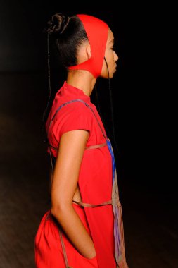 SPFW-N54: Sonbahar / Kış 2023 Koleksiyonu - Angela Brito marka moda gösterisi. 19 Kasım 2022, Sao Paulo, Brezilya: Angela Brito marka moda gösterisi Sao Paulo Moda Haftası, Sonbahar / Kış 2023 koleksiyonu (SPFW-N54), bir podyumda 