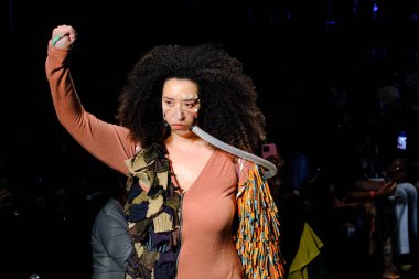 SPFW-N54: Sonbahar / Kış 2023 Koleksiyonu - Az Marias marka moda gösterisi. 19 Kasım 2022, Sao Paulo, Brezilya: Az Marias marka moda gösterisi Sao Paulo Moda Haftası, Sonbahar / Kış 2023 koleksiyonu (SPFW-N54), bir podyumda 