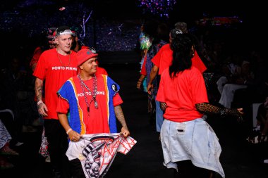 SPFW-N54: Güz / Kış 2023 Koleksiyonu - Ponto Firme marka defilesi. 19 Kasım 2022, Sao Paulo, Brezilya: Sao Paulo Moda Haftası 'nda Ponto Firme moda gösterisi, Sonbahar / Kış 2023 koleksiyonu (SPFW-N54), bir podyumda 