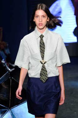 SPFW-N54: Sonbahar / Kış 2023 Koleksiyonu - Anace marka moda gösterisi. 19 Kasım 2022, Sao Paulo, Brezilya: Sao Paulo Moda Haftası 'nda Anace marka moda gösterisi, Sonbahar / Kış 2023 koleksiyonu (SPFW-N54), Komplexo Tempo' da bir podyumda