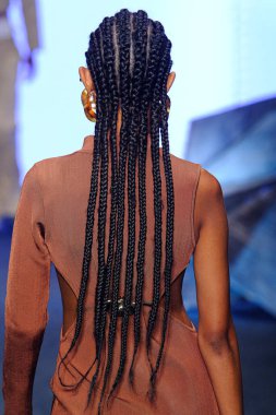 SPFW-N54: Sonbahar / Kış 2023 Koleksiyonu - Anace marka moda gösterisi. 19 Kasım 2022, Sao Paulo, Brezilya: Sao Paulo Moda Haftası 'nda Anace marka moda gösterisi, Sonbahar / Kış 2023 koleksiyonu (SPFW-N54), Komplexo Tempo' da bir podyumda