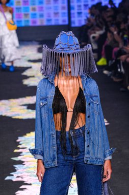 SPFW-N54: Sonbahar / Kış 2023 Koleksiyonu - LED marka moda gösterisi. 19 Kasım 2022, Sao Paulo, Brezilya: Sao Paulo Moda Haftası 'nda LED marka defilesi, Sonbahar / Kış 2023 koleksiyonu (SPFW-N54), Komplexo Tempo' da bir podyumda