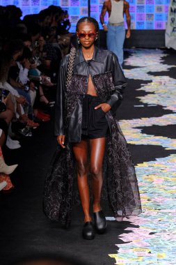 SPFW-N54: Sonbahar / Kış 2023 Koleksiyonu - LED marka moda gösterisi. 19 Kasım 2022, Sao Paulo, Brezilya: Sao Paulo Moda Haftası 'nda LED marka defilesi, Sonbahar / Kış 2023 koleksiyonu (SPFW-N54), Komplexo Tempo' da bir podyumda