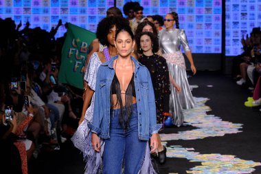 SPFW-N54: Sonbahar / Kış 2023 Koleksiyonu - LED marka moda gösterisi. 19 Kasım 2022, Sao Paulo, Brezilya: Sao Paulo Moda Haftası 'nda LED marka defilesi, Sonbahar / Kış 2023 koleksiyonu (SPFW-N54), Komplexo Tempo' da bir podyumda