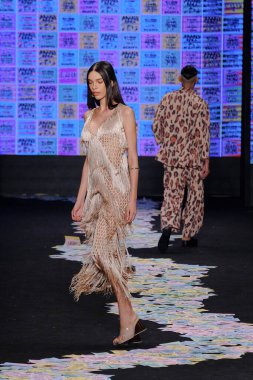 SPFW-N54: Sonbahar / Kış 2023 Koleksiyonu - LED marka moda gösterisi. 19 Kasım 2022, Sao Paulo, Brezilya: Sao Paulo Moda Haftası 'nda LED marka defilesi, Sonbahar / Kış 2023 koleksiyonu (SPFW-N54), Komplexo Tempo' da bir podyumda