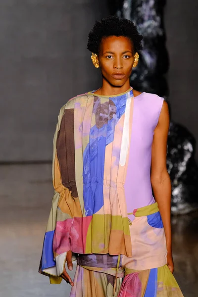 SPFW-N54: Sonbahar / Kış 2023 Koleksiyonu - Angela Brito marka moda gösterisi. 19 Kasım 2022, Sao Paulo, Brezilya: Angela Brito marka moda gösterisi Sao Paulo Moda Haftası, Sonbahar / Kış 2023 koleksiyonu (SPFW-N54), bir podyumda 