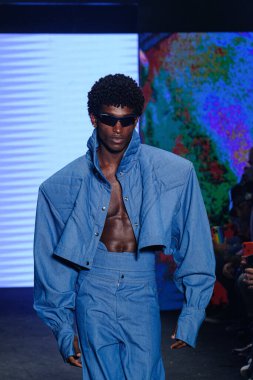SPFW-N54: Sonbahar / Kış 2023 koleksiyon-Dendezeiro Moda Geçidi. 20 Kasım 2022, Sao Paulo, Brezilya SPFW-N54 sırasındaki Dendezeiro Moda Geçidi, Sao Paulo 'nun doğusundaki Parque da Mooca' da Komplexo Tempo 'da bir podyumda.