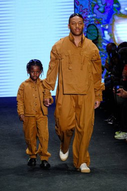 SPFW-N54: Sonbahar / Kış 2023 koleksiyon-Dendezeiro Moda Geçidi. 20 Kasım 2022, Sao Paulo, Brezilya SPFW-N54 sırasındaki Dendezeiro Moda Geçidi, Sao Paulo 'nun doğusundaki Parque da Mooca' da Komplexo Tempo 'da bir podyumda.