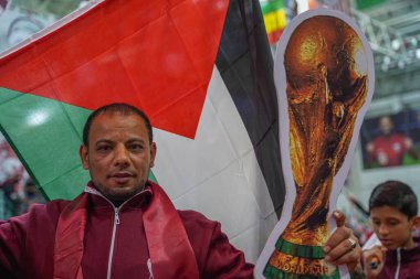 Dünya Kupası 'nın Gazze' deki açılış töreni. 20 Kasım 2022, Gazze, Filistin: Binlerce Filistinli Dünya Kupası açılış törenine katıldı ve Katar ile Ekvador arasındaki açılış maçına katıldı..