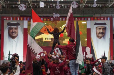 Dünya Kupası 'nın Gazze' deki açılış töreni. 20 Kasım 2022, Gazze, Filistin: Binlerce Filistinli Dünya Kupası açılış törenine katıldı ve Katar ile Ekvador arasındaki açılış maçına katıldı..