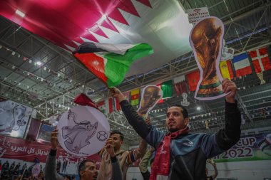 Dünya Kupası 'nın Gazze' deki açılış töreni. 20 Kasım 2022, Gazze, Filistin: Binlerce Filistinli Dünya Kupası açılış törenine katıldı ve Katar ile Ekvador arasındaki açılış maçına katıldı..