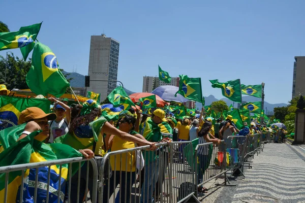 ボルソナリスタはリオデジャネイロの東軍司令部の前で抗議している 2022年11月20日 ブラジル リオデジャネイロ ブラジルのジャイル ボルソナーロ大統領を支持する抗議者が抗議の21日目に入る — ストック写真