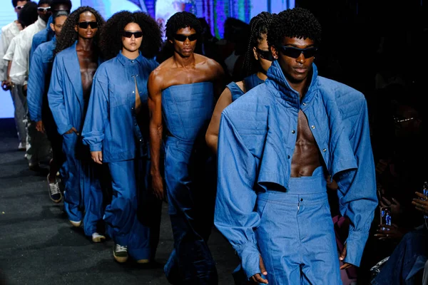 SPFW-N54: Sonbahar / Kış 2023 koleksiyon-Dendezeiro Moda Geçidi. 20 Kasım 2022, Sao Paulo, Brezilya SPFW-N54 sırasındaki Dendezeiro Moda Geçidi, Sao Paulo 'nun doğusundaki Parque da Mooca' da Komplexo Tempo 'da bir podyumda.