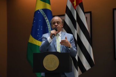 Palmeiras Soccer teknik direktörü Abel Ferreira, Sao Paulo Spor Merit madalyasına layık görüldü. 23 Kasım 2022, Sao Paulo, Brezilya: Sao Paulo Valisi Rodrigo Garcia, Palmeiras Futbol koçuna Spor Merit madalyasını teslim ederken