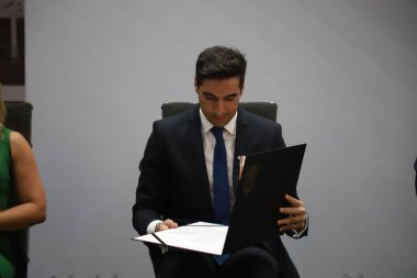 Palmeiras Soccer teknik direktörü Abel Ferreira, Sao Paulo Spor Merit madalyasına layık görüldü. 23 Kasım 2022, Sao Paulo, Brezilya: Sao Paulo Valisi Rodrigo Garcia, Palmeiras Futbol koçuna Spor Merit madalyasını teslim ederken