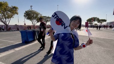 FIFA Dünya Kupası Katarı 2022: Almanya-Japonya maçında taraftarlar. 23 Kasım 2022, Doha, Katar: FIFA Dünya Kupası Katarı E Grubu adına Almanya ile Japonya arasında oynanan futbol maçında taraftarların hareketi