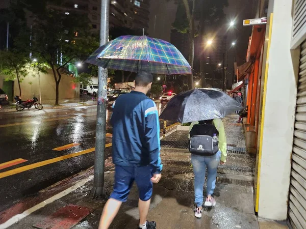 상파울루 시에는 폭우가 내리고 브라질 상파울루에서는 2022 폭우가 울루를 운전자들은 — 스톡 사진