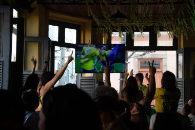 FIFA Dünya Kupası Katarı 2022: Taraftarlar Brezilya ve Sırbistan 'a eşlik etmek üzere Prainha Meydanı' nı doldurdular. 24 Kasım 2022, Rio de Janeiro, Brezilya: Taraftarlar, Brezilya takımının Sırbistan 'a karşı oynadığı maçı izlemek için Gamboa, Rio de Janeiro şehir merkezindeki Prainha Meydanı' nda toplandılar