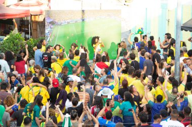 FIFA Dünya Kupası Katarı 2022: Taraftarlar Brezilya ve Sırbistan 'a eşlik etmek üzere Prainha Meydanı' nı doldurdular. 24 Kasım 2022, Rio de Janeiro, Brezilya: Taraftarlar, Brezilya takımının Sırbistan 'a karşı oynadığı maçı izlemek için Gamboa, Rio de Janeiro şehir merkezindeki Prainha Meydanı' nda toplandılar