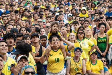 FIFA Dünya Kupası Katarı 2022: Taraftarlar Guarulhos 'ta Maia Fan Festa' da Brezilya ve Sırbistan 'ı izliyorlar. 14 Kasım 2022 'de, Guarulhos, Sao Paulo, Brezilya: Bosque Maia Park Sao Paulo' da, Brezilya 'nın maçını yayınlayan Maia Fan Party' ye ev sahipliği yaptı. 