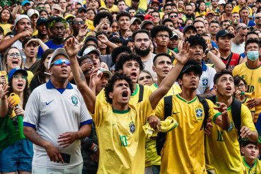 FIFA Dünya Kupası Katarı 2022: Taraftarlar Guarulhos 'ta Maia Fan Festa' da Brezilya ve Sırbistan 'ı izliyorlar. 14 Kasım 2022 'de, Guarulhos, Sao Paulo, Brezilya: Bosque Maia Park Sao Paulo' da, Brezilya 'nın maçını yayınlayan Maia Fan Party' ye ev sahipliği yaptı. 