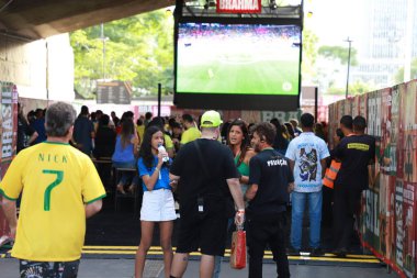 FIFA Dünya Kupası Katarı 2022: Taraftarlar Vale do Anhangabau 'da düzenlenen FIFA Hayran Festivali' ni kalabalık ediyorlar. 24 Kasım 2022, Sao Paulo, Brezilya: 24 Kasım Perşembe günü Sao Paulo şehir merkezinde Vale do Anhangabau 'da düzenlenen FIFA Fan Festivali hayranları kalabalığı)
