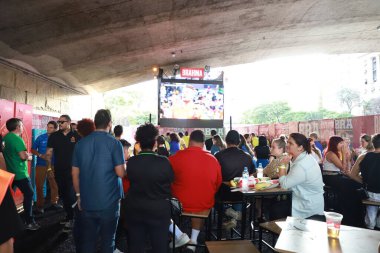 FIFA Dünya Kupası Katarı 2022: Taraftarlar Vale do Anhangabau 'da düzenlenen FIFA Hayran Festivali' ni kalabalık ediyorlar. 24 Kasım 2022, Sao Paulo, Brezilya: 24 Kasım Perşembe günü Sao Paulo şehir merkezinde Vale do Anhangabau 'da düzenlenen FIFA Fan Festivali hayranları kalabalığı)