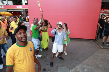 FIFA Dünya Kupası Katarı 2022: Taraftarlar Vale do Anhangabau 'da düzenlenen FIFA Hayran Festivali' ni kalabalık ediyorlar. 24 Kasım 2022, Sao Paulo, Brezilya: 24 Kasım Perşembe günü Sao Paulo şehir merkezinde Vale do Anhangabau 'da düzenlenen FIFA Fan Festivali hayranları kalabalığı)