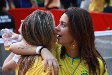 FIFA Dünya Kupası Katarı 2022: Taraftarlar Vale do Anhangabau 'da düzenlenen FIFA Hayran Festivali' ni kalabalık ediyorlar. 24 Kasım 2022, Sao Paulo, Brezilya: 24 Kasım Perşembe günü Sao Paulo şehir merkezinde Vale do Anhangabau 'da düzenlenen FIFA Fan Festivali hayranları kalabalığı)