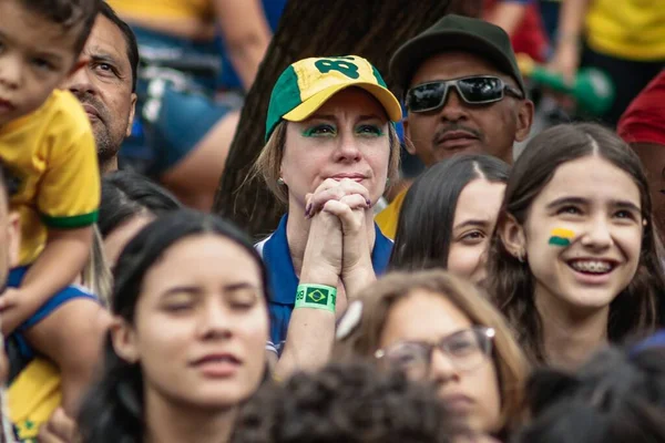 2022年世界杯卡塔尔 球迷们在瓜鲁洛斯州的迈亚范法斯塔观看巴西对塞尔维亚的比赛 2022年11月14日 巴西圣保罗瓜鲁留斯 圣保罗瓜鲁留斯的Bosque Maia公园主办了Maia Fan派对 转播巴西的比赛 — 图库照片