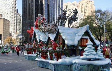 Macys Şükran Günü Geçidi 2022. 24 Kasım 2022, New York, ABD: Macy 'nin 77. cadde ve Central Park' tan başlayan Şükran Günü Geçidi 2022 ve Columbus çemberi boyunca, Central Park 'ın güneyinden 6. caddeye 
